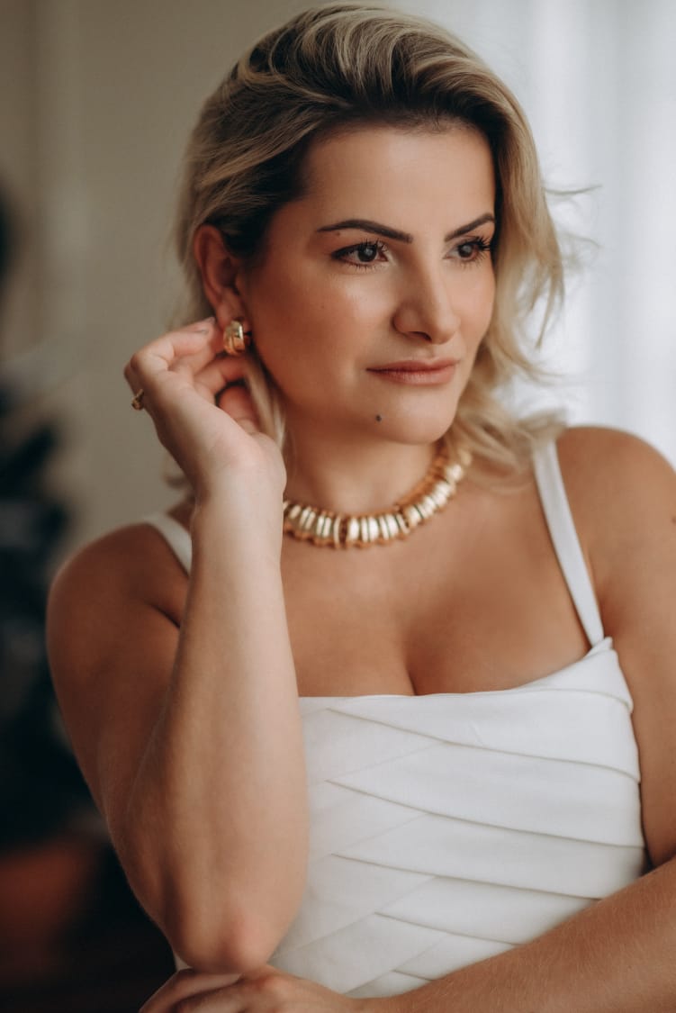 Dra. Aline Darolt, biomédica esteta, sorrindo em ambiente claro